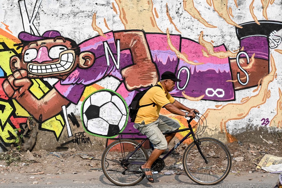Seniman mural internasional menghadirkan warna dan kehidupan pada tembok jalanan Indonesia – Xinhua