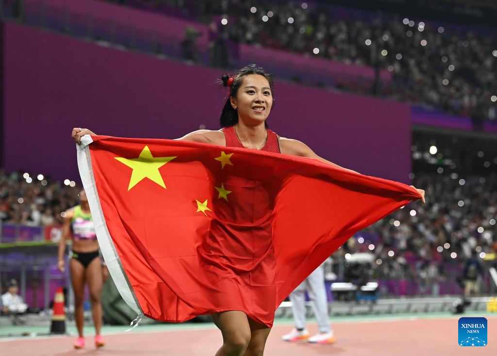 Beautiful Chinese female athlete wins gold medal at 2023 National Track and  Field Championships, stunning award photo goes viral on the internet -  Dimsum Daily