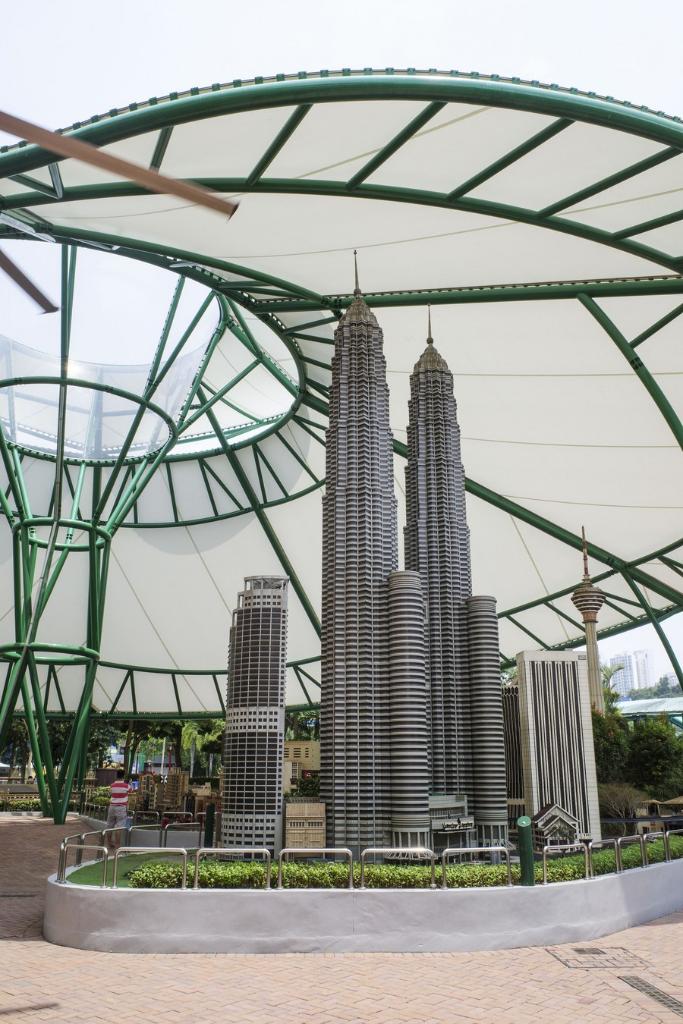 Lego klcc online tower