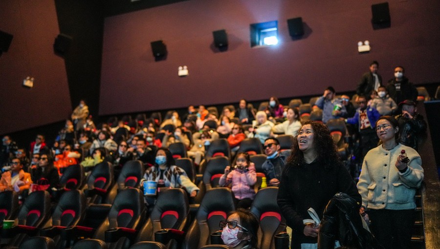 女性电影观众推动中国节日票房增长 – 新华社