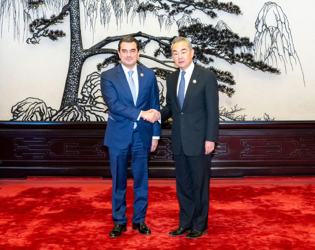 Ο Κινέζος ΥΠΕΞ συναντήθηκε με κορυφαίο εκπρόσωπο του ελληνικού πρωθυπουργού Xinhua