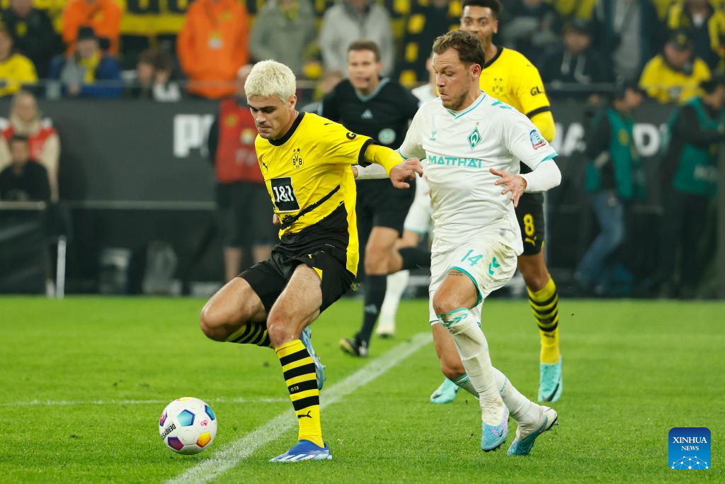 Giovanni Reyna of Borussia Dortmund U19 controls the ball during