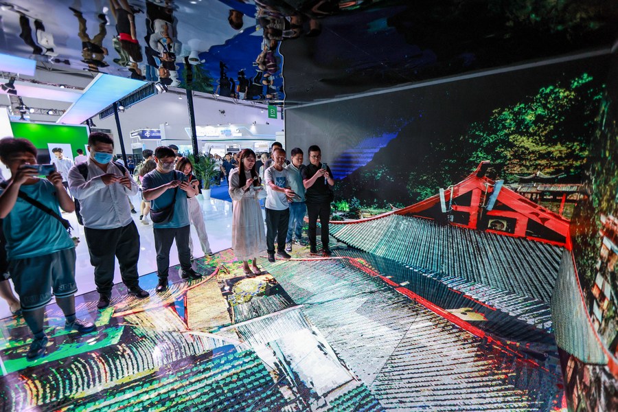 Visitors watch videos produced by cloud computing technology at the China International Big Data Industry Expo 2023 in Guiyang, southwest China's Guizhou Province, May 26, 2023.