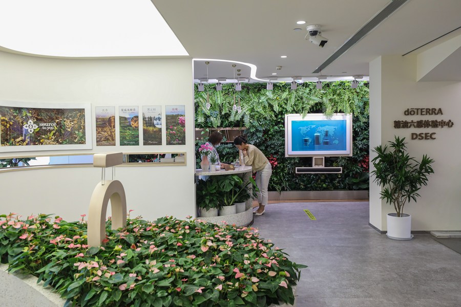 This photo taken on Oct. 30, 2023 shows customer consulting at the front desk of a doTERRA's experience center in east China's Shanghai. (Xinhua/Xin Mengchen)