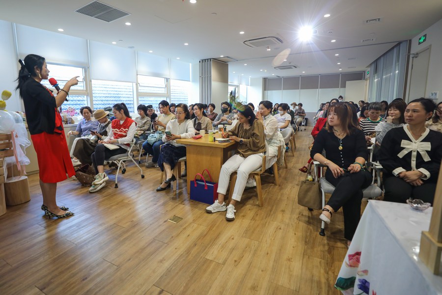 This photo taken on Oct. 30, 2023 shows customers listening to a lecture on essential oils at a doTERRA's experience center in east China's Shanghai. (Xinhua/Xin Mengchen)