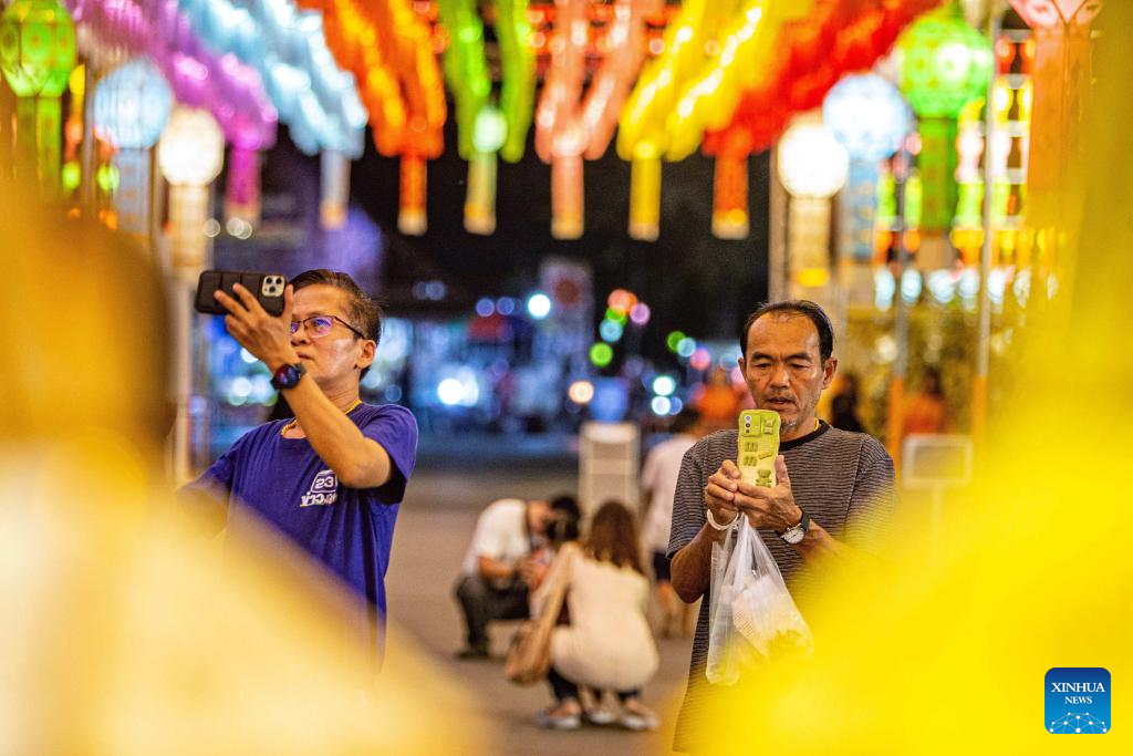 Festival delle lanterne di carta colorata al wat phra that hariphunchai  lamphun thailandia