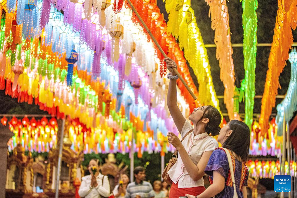 Festival delle lanterne di carta colorata al wat phra that hariphunchai  lamphun thailandia