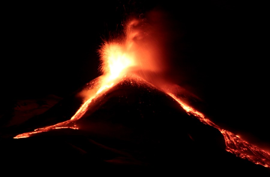 Il vulcano Etna in Italia è di nuovo in eruzione