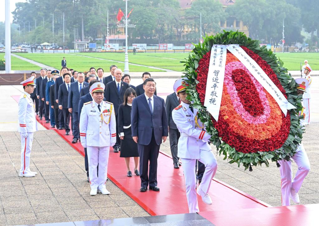 FLASH: XI LAYS WREATH AT HO CHI MINH MAUSOLEUM-Xinhua