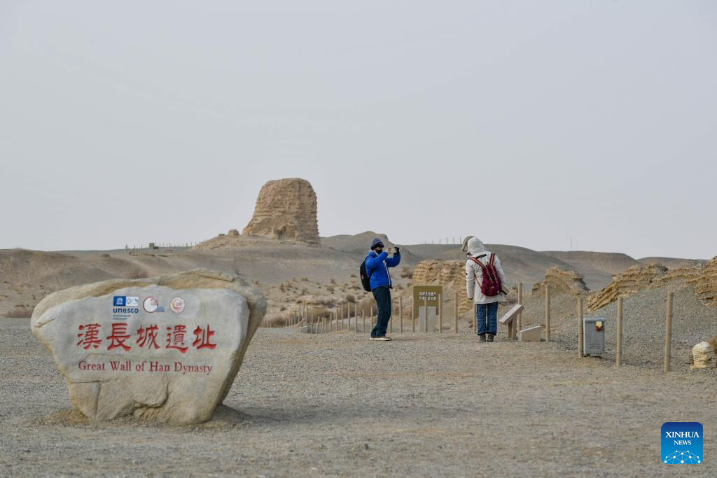 Ancient Silk Road in Gansu section attracts tourists