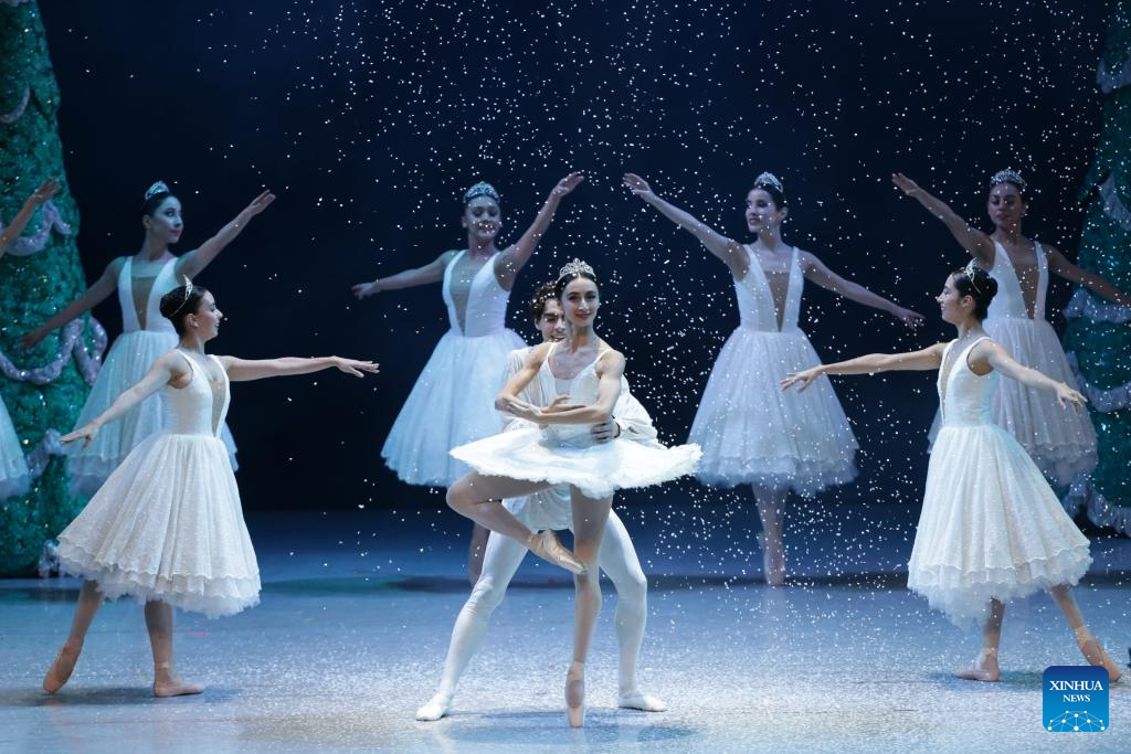 Bailarines de la Compañía Nacional de Danza de México interpretan «El Cascanueces» en México-Xinhua