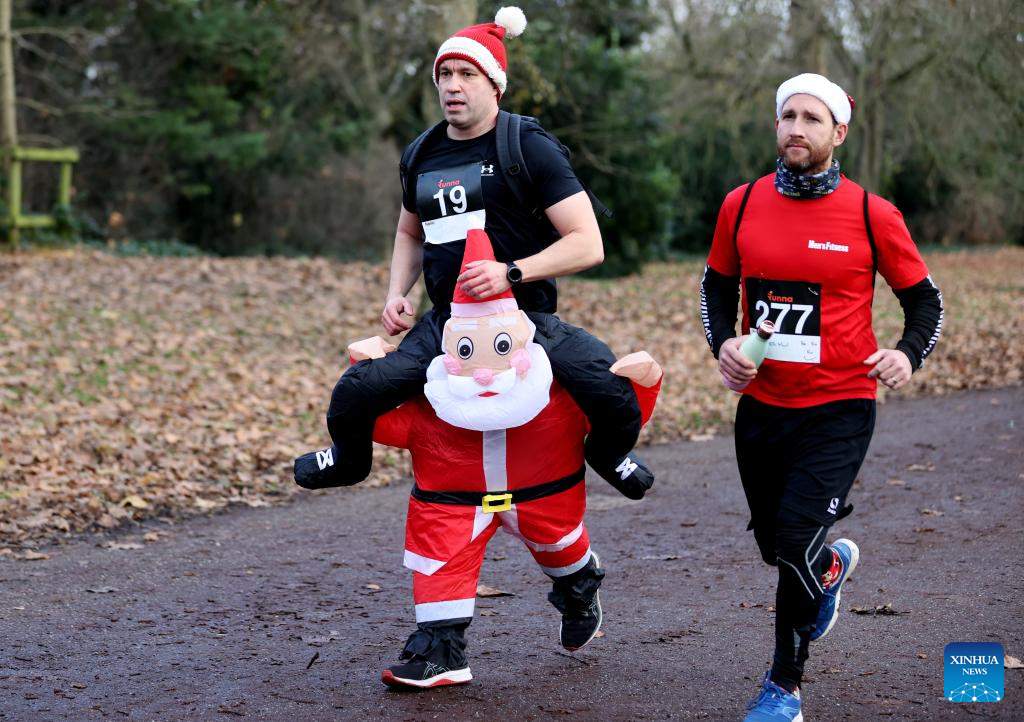 People participate in Santa Run in London-Xinhua