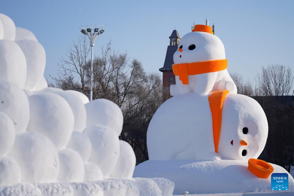 Workers use a snow gun to make artificial snow for the coming ice and snow  sculpture competition in Heihe City, northeast China's Heilongjiang  Province, 24 December, 2022. (Photo by ChinaImages/Sipa USA Stock