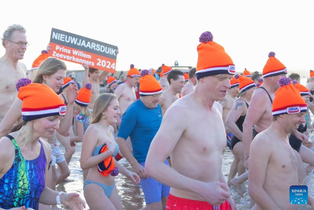 Xinhua-Nederlanders duiken in ijskoud water om het nieuwe jaar te verwelkomen
