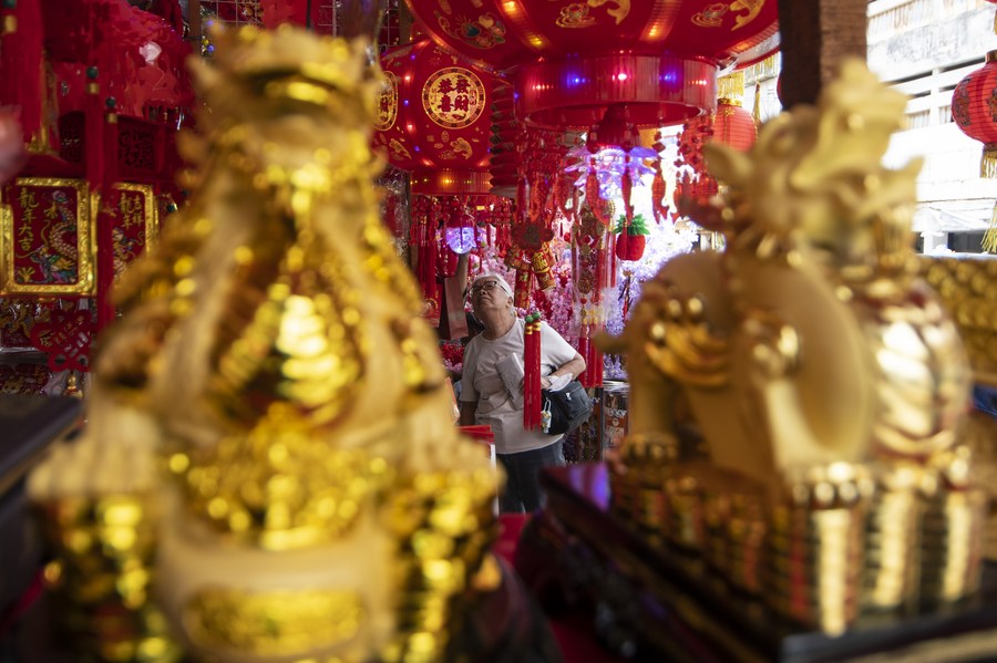 Hong Kong people buy decorations for Chinese New Year - People's