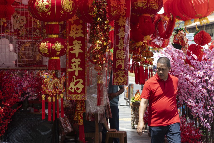 Hong Kong people buy decorations for Chinese New Year - People's