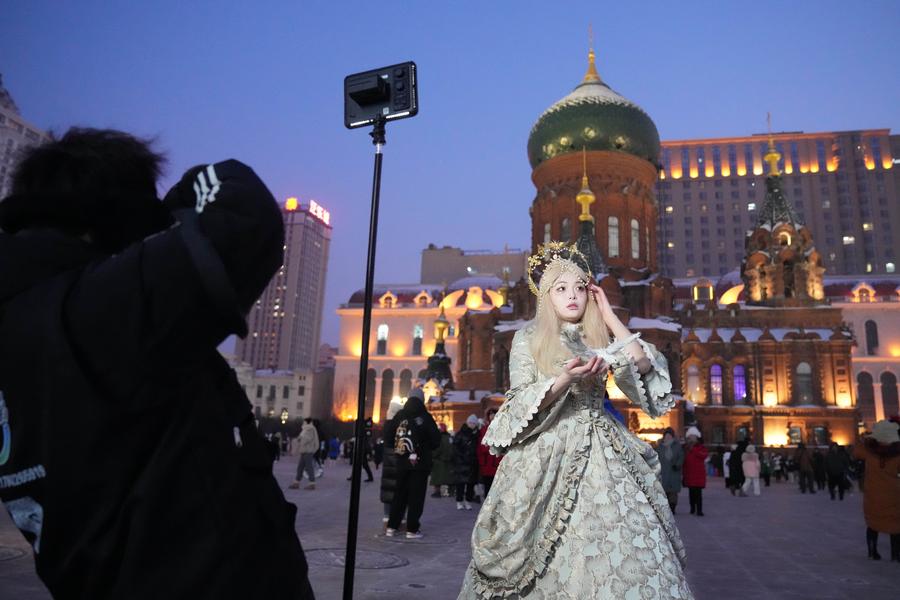 GLOBALink | Dressed-up tourists warm up China's 