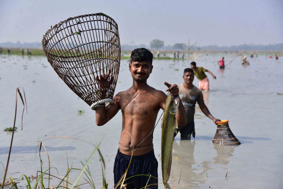 Asia Album: Community fishing at Goroimari Lake in northeast Indian state  of Assam - Xinhua