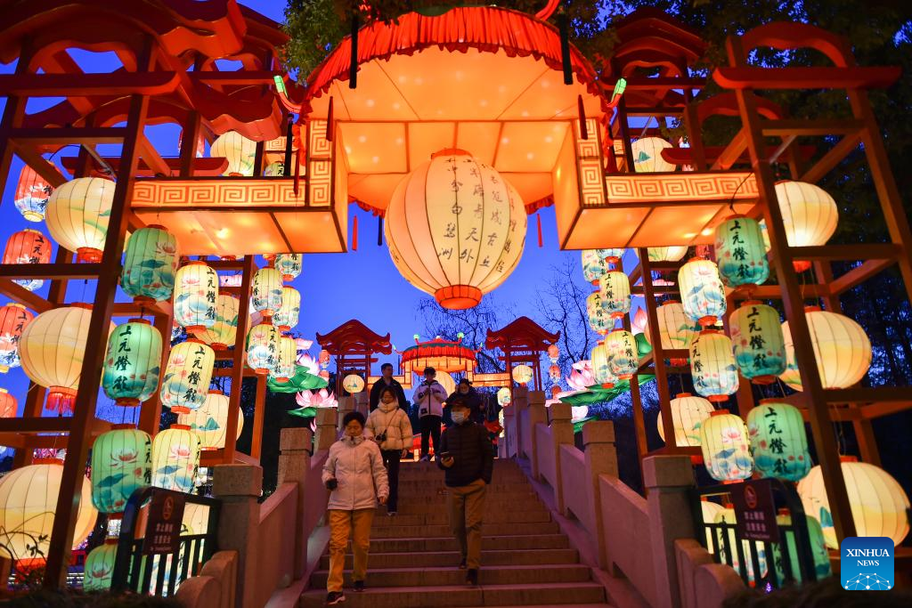 Turistas durante o período de Chun Yun visitando um parque durante os preparativos para o Ano Novo Chinês.