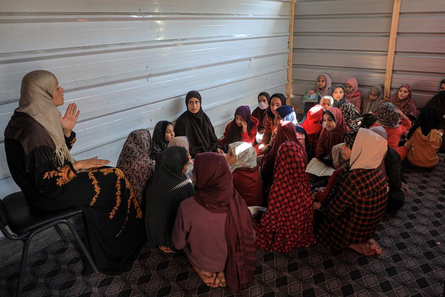 Palestinian teacher volunteers to offer free education to displaced ...