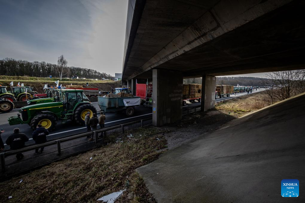 French Farmers' Protests Block Highways Around Paris-Xinhua