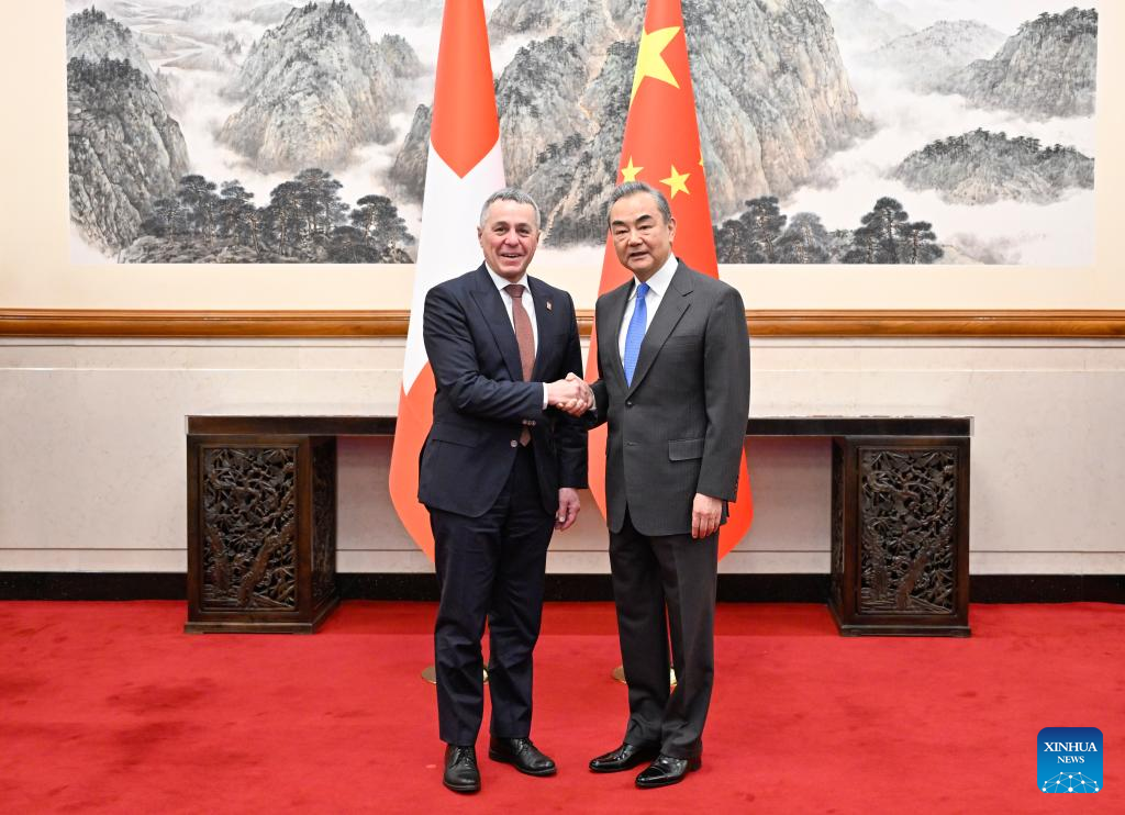 Die Außenminister Chinas und der Schweiz hoffen auf eine Stärkung der Beziehungen und eine Aufwertung des Freihandelsabkommens