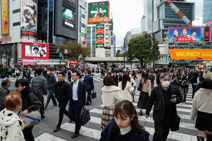 日本、消費低迷を理由に2月の経済見通しを下方修正