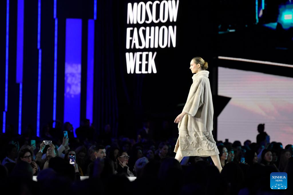 Bildnummer: 57626611 Datum: 23.03.2012 Copyright: imago/Xinhua (120323) --  MOSCOW, March 23, 2012 (Xinhua) -- A model displays a creation by a  Belarussian designer during the fashion week in Moscow, Russia, March 23