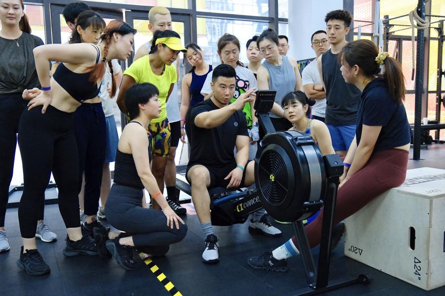 随着健身热情的高涨，中国体育产业将蓬勃发展