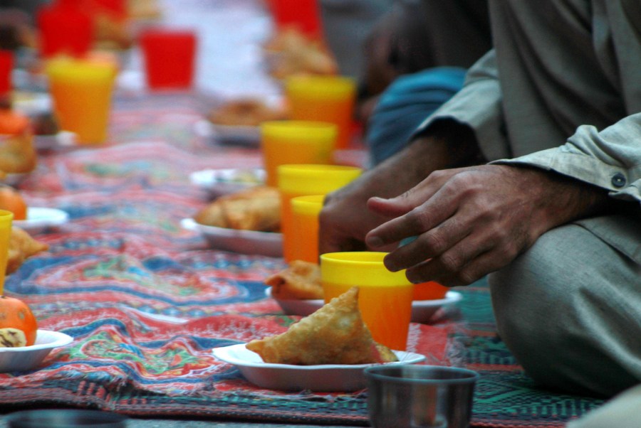 Asia Album: People in Pakistan's Peshawar take Iftar after fast-Xinhua