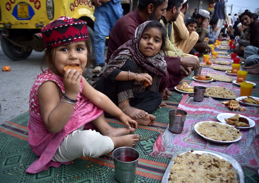 Asia Album: People in Pakistan's Peshawar take Iftar after fast-Xinhua