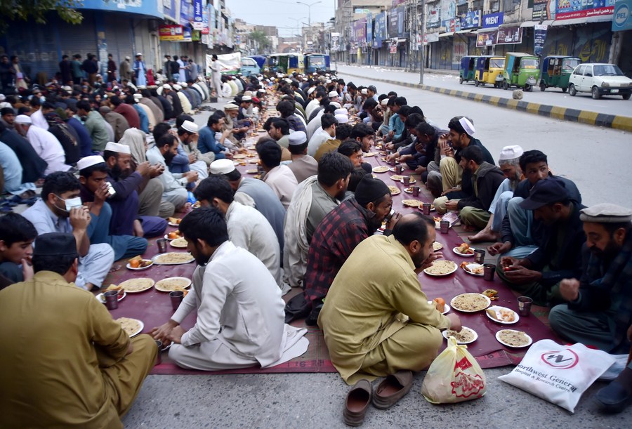 Asia Album: People in Pakistan's Peshawar take Iftar after fast-Xinhua