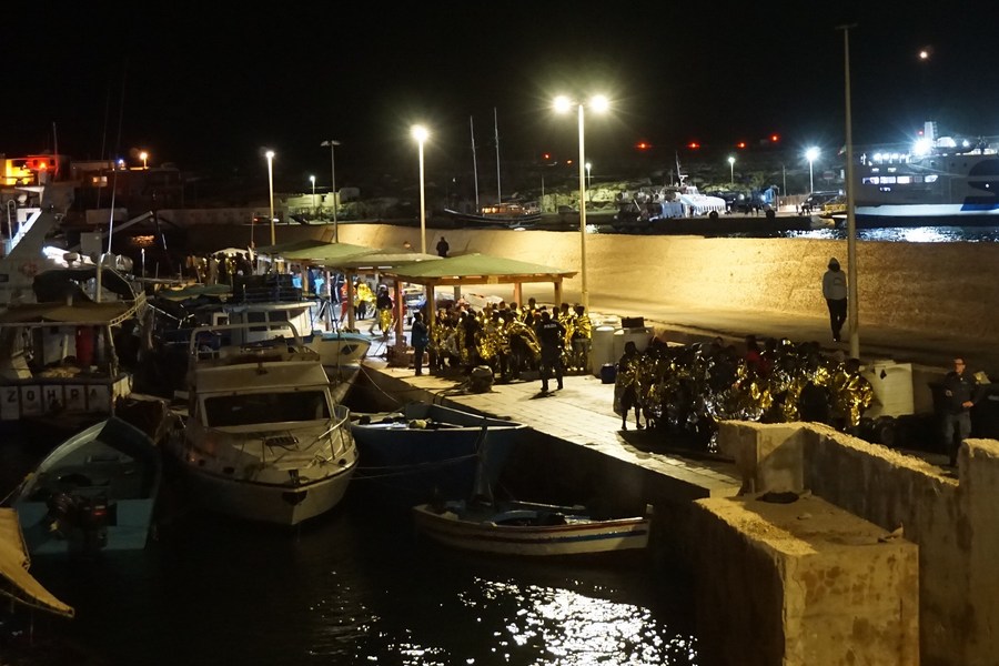 Più di 1.100 migranti sono stati salvati al largo delle coste italiane in 24 ore