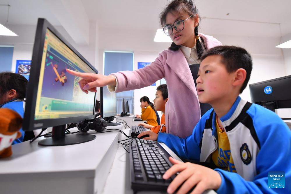 Gli studenti seguono le lezioni di scienze nella scuola elementare di Xiangtan-Xinhua, in Cina