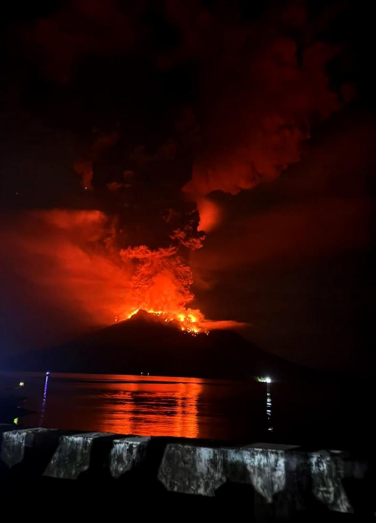 Indonezyjskie lotnisko Sam Ratulangi zostało tymczasowo zamknięte po erupcji wulkanu Xinhua