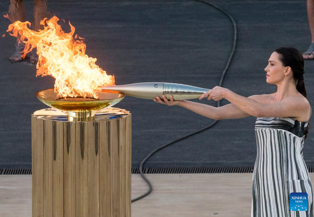 Η Ελλάδα παρέδωσε την Ολυμπιακή φλόγα στους διοργανωτές των Αγώνων του Παρισιού 2024 Xinhua