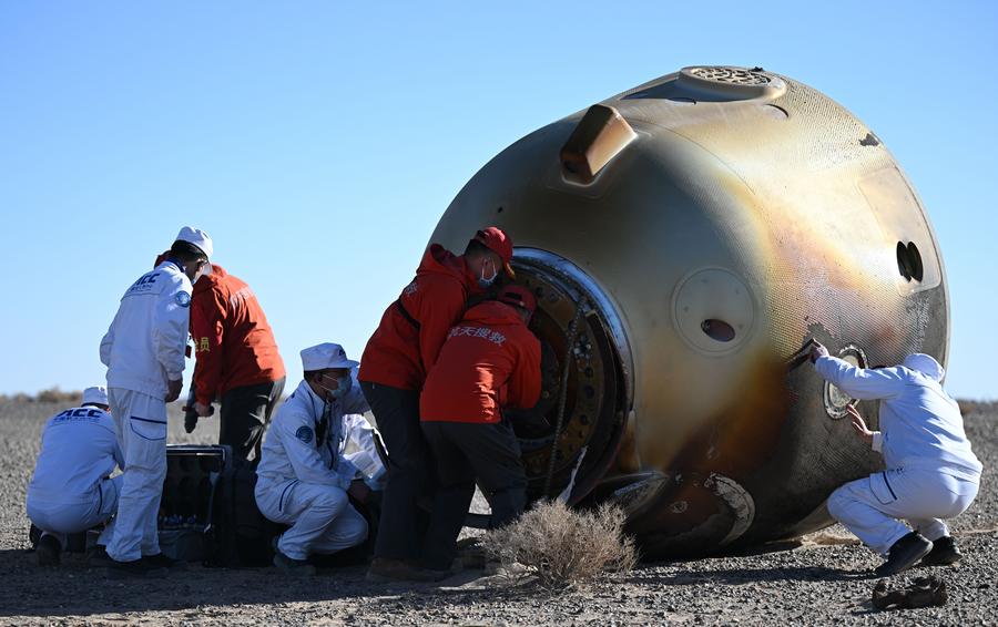 (EyesonSci) Shenzhou-17 return capsule touches down, astronauts all ...