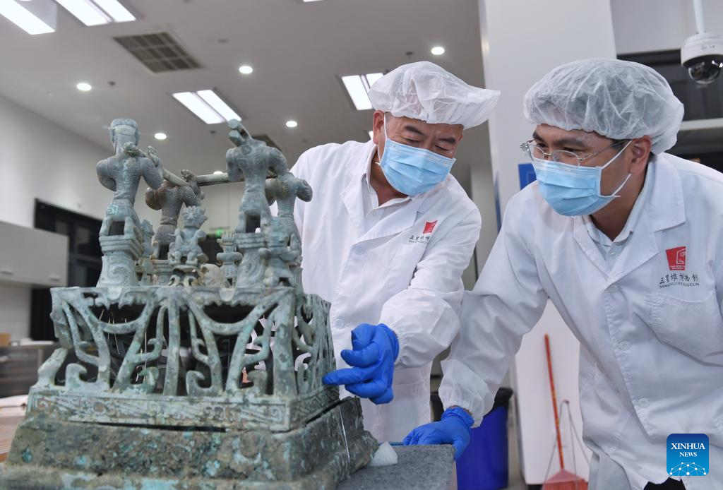 Pic story: dedicated relic restorer at Sanxingdui Museum