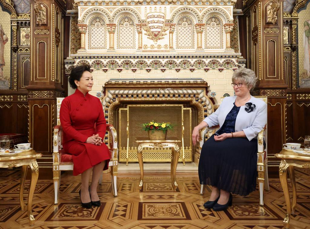 Peng Liyuan Visits Buda Castle, Has Tea With Hungarian First Lady-Xinhua