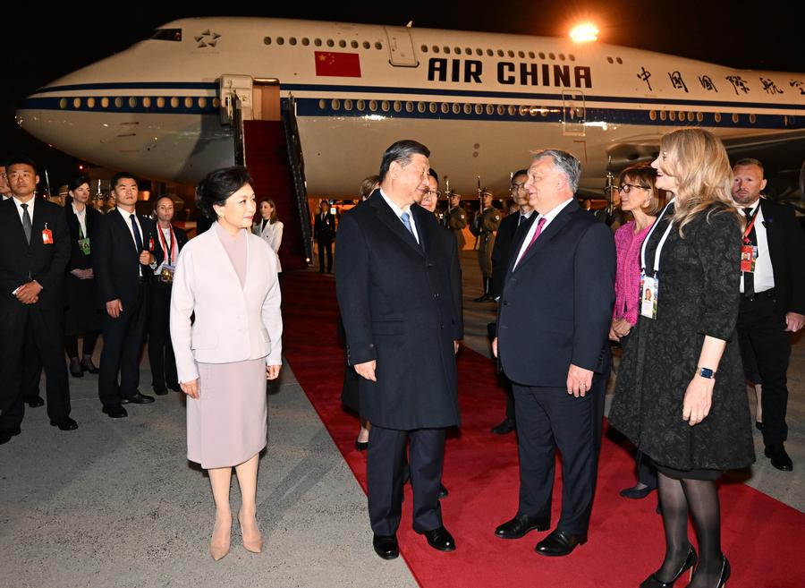 Váratlan találkozás melegíti fel Xi magyarországi-Xinhua látogatását