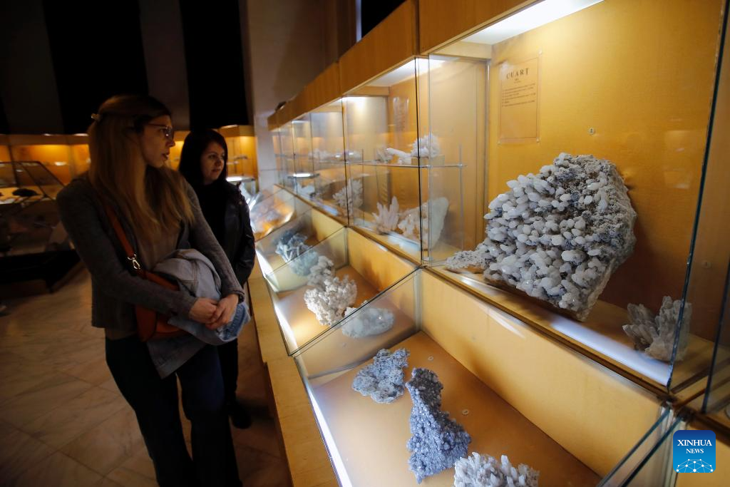 Oamenii vizitează Muzeul Naţional de Geografie din Bucureşti, România-Xinhua