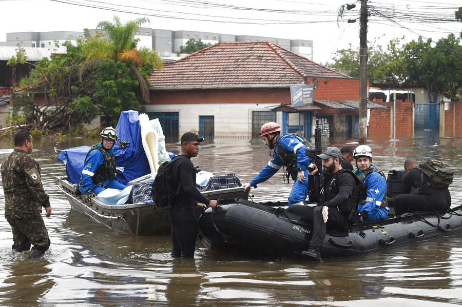 Número de mortos devido a condições climáticas extremas prolongadas no sul do Brasil sobe para 161, diz Xinhua