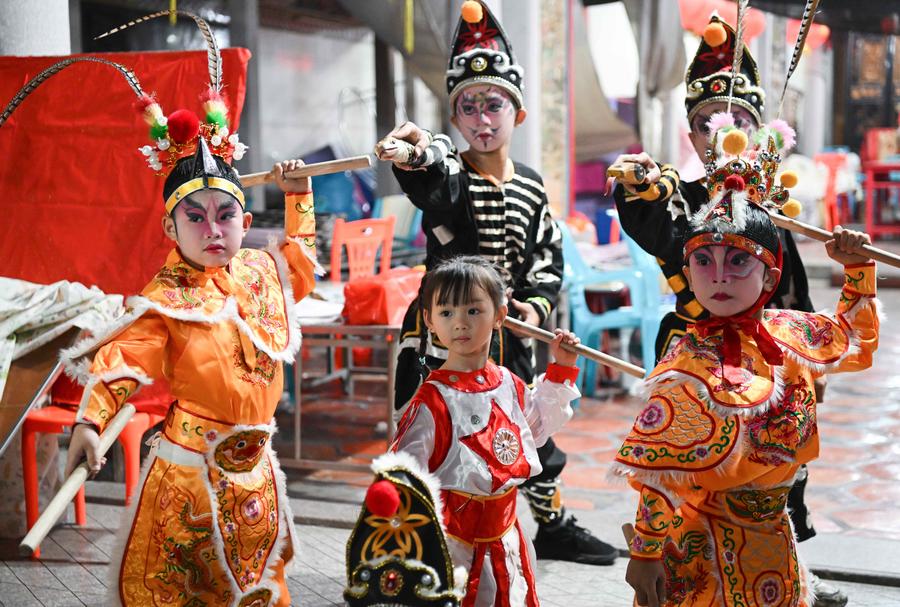 ChineseToday | 5-year-old girl practices Yingge dance in S China's ...