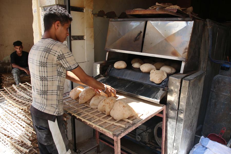 Egypt enacts unprecedented cut on bread subsidy to reduce budget