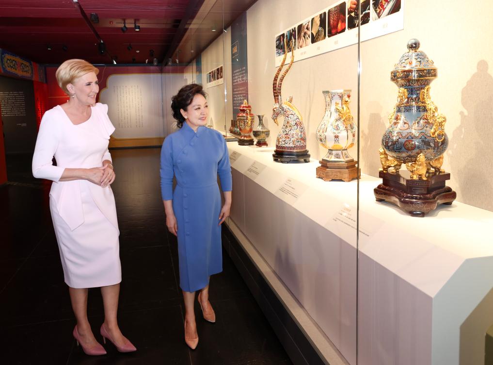 Peng Liyuan, Polish President's Wife Visit China's National Center for Performing Arts