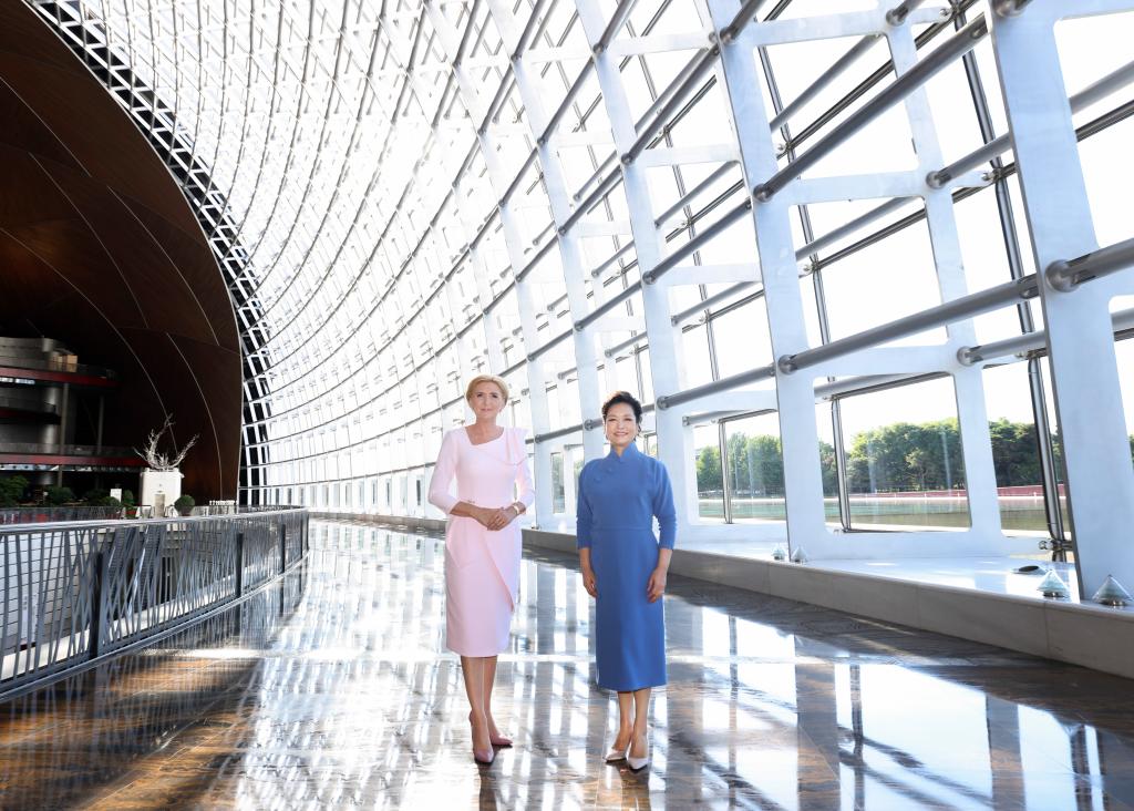 Peng Liyuan, Polish President's Wife Visit China's National Center for Performing Arts