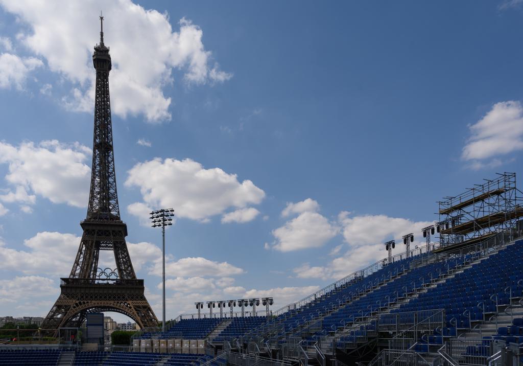 A glance at Eiffel Tower Stadium and Champs de Mars Arena-Xinhua