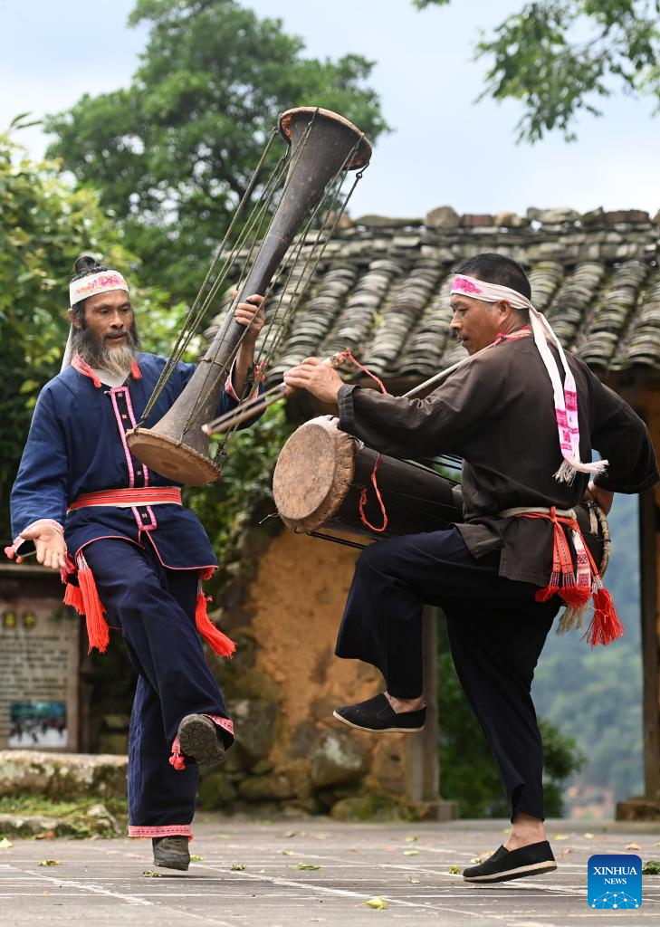 Pic story: yellow mud drum dance of Yao ethnic group in China's Guangxi ...