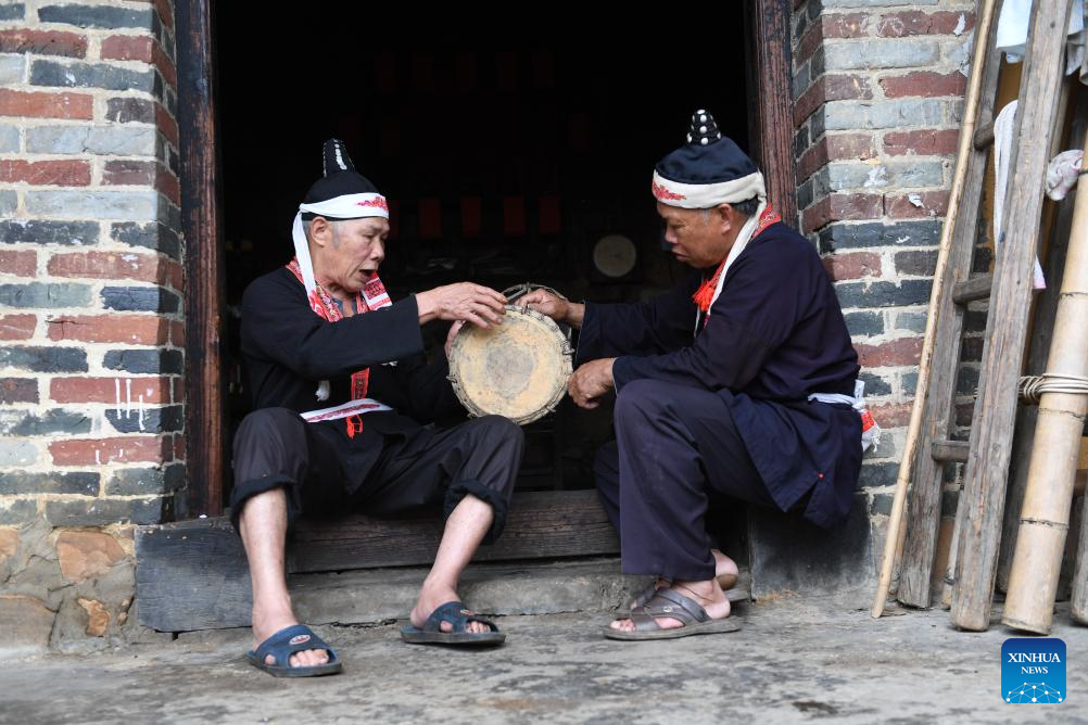 Pic story: yellow mud drum dance of Yao ethnic group in China's Guangxi ...