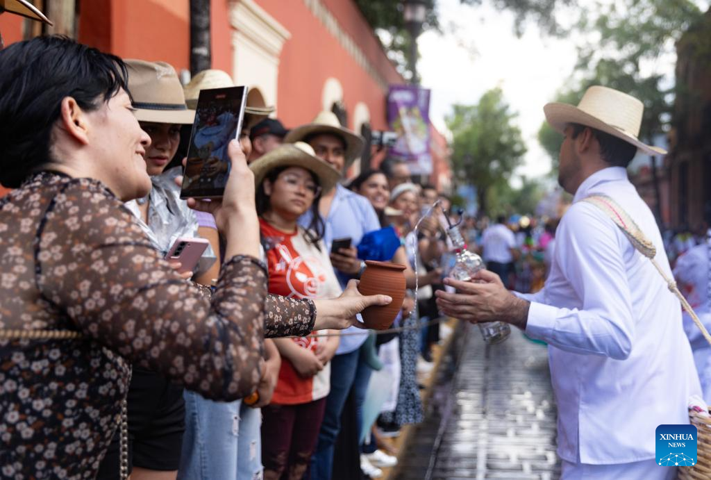 Personas participan en una gulacutza en la ciudad de Oaxaca, México-Xinhua